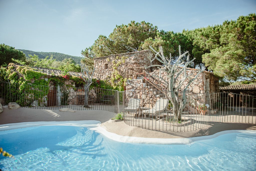 Piscine de l’hôtel à Palombaggia au Ranch Campo à Porto-Vecchio entourée du maquis corse