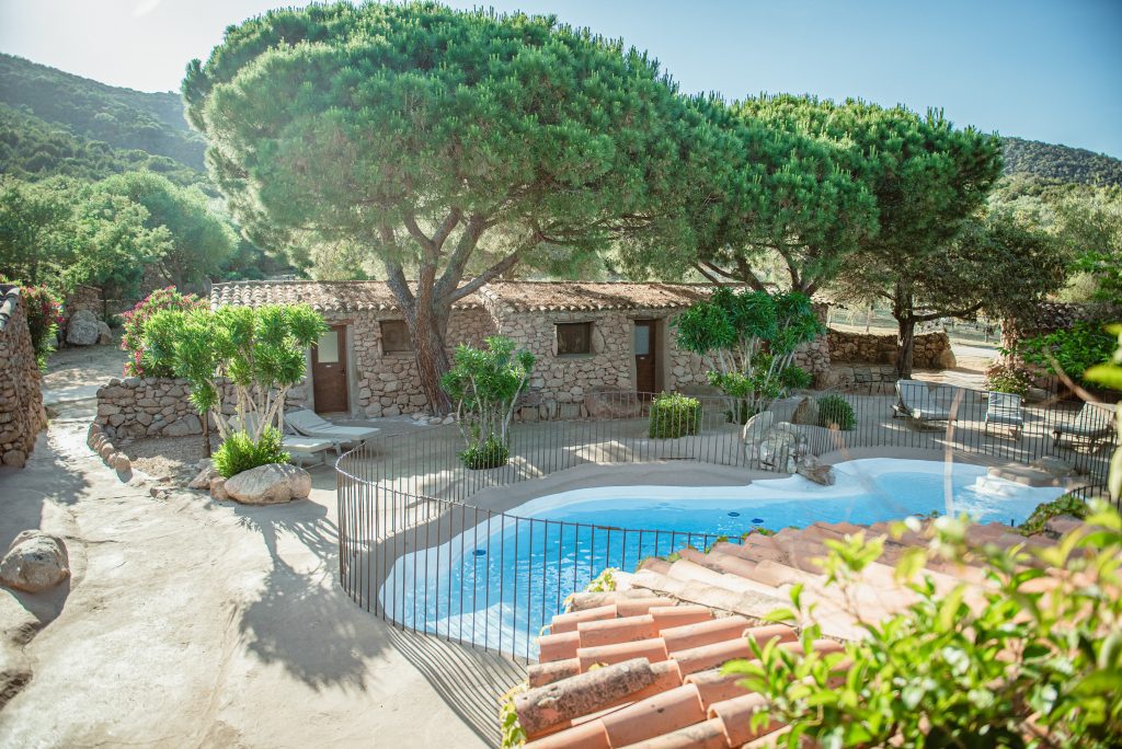 Piscine de l’hôtel Ranch Campo à Palombaggia près des chambres en Corse du Sud