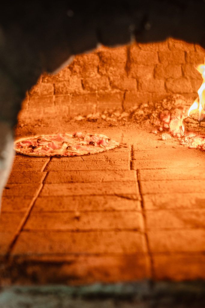 Pizza cuite au feu de bois à la pizzeria du Ranch Campo à Palombaggia près de Porto-Vecchio