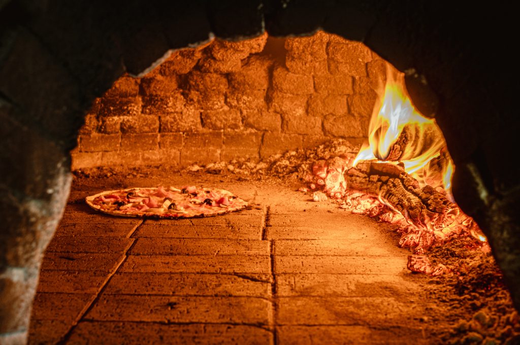 Pizza cuite au feu de bois à la pizzeria du Ranch Campo à Palombaggia près de Porto-Vecchio